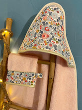 Charger l&#39;image dans la galerie, Sortie de bain et gant de toilette assorti en éponge écrue ou rose et Liberty ® Betsy porcelaine
