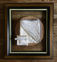 Charger l'image dans la galerie, Sortie de bain et gant assorti en éponge de bambou écrue et Liberty ® Théo gold