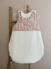 Charger l'image dans la galerie, Jolie gigoteuse en double gaze écru et Liberty ® Betsy Cupcake