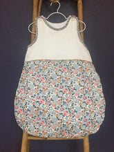 Charger l'image dans la galerie, Gigoteuse en Liberty ® Betsy et double gaze de coton écru