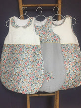 Charger l'image dans la galerie, Gigoteuse en Liberty ® Betsy et double gaze de coton écru