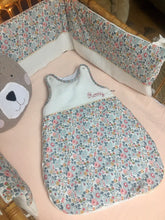 Charger l'image dans la galerie, Gigoteuse en Liberty ® Betsy et double gaze de coton écru