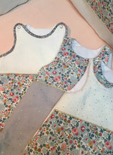 Charger l'image dans la galerie, Gigoteuse en Liberty ® Betsy et double gaze de coton écru
