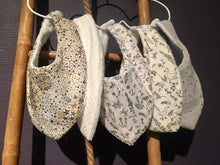 Charger l'image dans la galerie, Bavoir bandana en Liberty ® Adelajda gris moutarde et éponge de coton