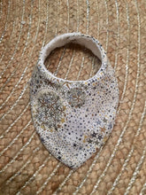 Charger l'image dans la galerie, Bavoir bandana en Liberty ® Adelajda gris moutarde et éponge de coton