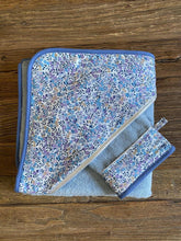 Charger l'image dans la galerie, Sortie de bain et gant assorti en éponge bleu et Liberty ® Wiltshire Bleu