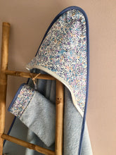 Charger l'image dans la galerie, Sortie de bain et gant assorti en éponge bleu et Liberty ® Wiltshire Bleu