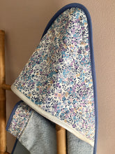 Charger l'image dans la galerie, Sortie de bain et gant assorti en éponge bleu et Liberty ® Wiltshire Bleu