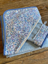 Charger l'image dans la galerie, Sortie de bain et gant assorti en éponge bleu et Liberty ® Wiltshire Bleu