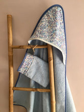 Charger l'image dans la galerie, Sortie de bain et gant assorti en éponge bleu et Liberty ® Wiltshire Bleu