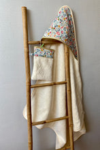 Charger l'image dans la galerie, Sortie de bain et gant de toilette assorti en éponge écrue ou rose et Liberty ® Betsy porcelaine