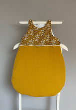 Charger l'image dans la galerie, Jolie gigoteuse en Liberty Capel et double gaze moutarde