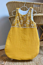 Charger l'image dans la galerie, Jolie gigoteuse en Liberty Capel et double gaze moutarde