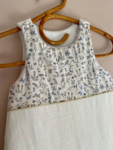 Charger l'image dans la galerie, Gigoteuse en double gaze écru et Liberty ® Théo bleu