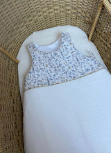 Charger l'image dans la galerie, Gigoteuse en double gaze écru et Liberty ® Théo bleu