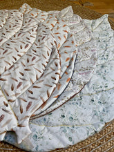 Charger l'image dans la galerie, Tapis feuille molletonné réversible en coton lavé gris souris