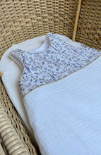 Charger l'image dans la galerie, Gigoteuse en double gaze écru et Liberty ® Théo bleu