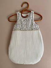 Charger l'image dans la galerie, Gigoteuse en double gaze écru et Liberty ® Théo bleu
