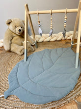 Charger l'image dans la galerie, Tapis feuille molletonné réversible en coton lavé vert sauge