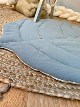Charger l'image dans la galerie, Tapis feuille molletonné réversible en coton lavé vert sauge