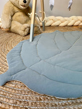 Charger l'image dans la galerie, Tapis feuille molletonné réversible en coton lavé vert sauge