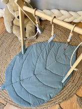 Charger l'image dans la galerie, Tapis feuille molletonné réversible en coton lavé vert sauge