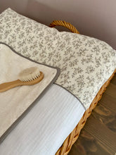 Charger l'image dans la galerie, Housse de matelas à langer en double gaze de coton écru et Imprimé fleuri BIO