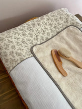 Charger l'image dans la galerie, Housse de matelas à langer en double gaze de coton écru et Imprimé fleuri BIO