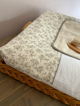 Charger l'image dans la galerie, Housse de matelas à langer en double gaze de coton écru et Imprimé fleuri BIO