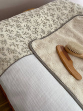 Charger l'image dans la galerie, Housse de matelas à langer en double gaze de coton écru et Imprimé fleuri BIO