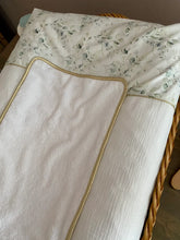 Charger l'image dans la galerie, Housse de matelas à langer en double gaze de coton écru et Popeline de coton imprimée eucalyptus