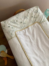 Charger l'image dans la galerie, Housse de matelas à langer en double gaze de coton écru et Popeline de coton imprimée eucalyptus