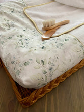 Charger l'image dans la galerie, Housse de matelas à langer en double gaze de coton écru et Popeline de coton imprimée eucalyptus