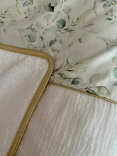 Charger l'image dans la galerie, Housse de matelas à langer en double gaze de coton écru et Popeline de coton imprimée eucalyptus