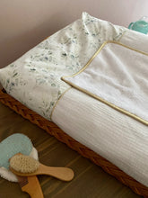 Charger l'image dans la galerie, Housse de matelas à langer en double gaze de coton écru et Popeline de coton imprimée eucalyptus