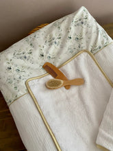 Charger l'image dans la galerie, Housse de matelas à langer en double gaze de coton écru et Popeline de coton imprimée eucalyptus