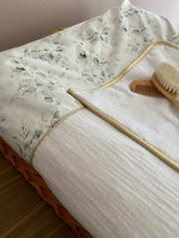 Charger l'image dans la galerie, Housse de matelas à langer en double gaze de coton écru et Popeline de coton imprimée eucalyptus