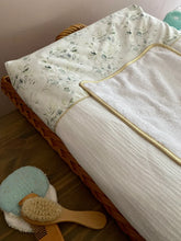 Charger l'image dans la galerie, Housse de matelas à langer en double gaze de coton écru et Popeline de coton imprimée eucalyptus