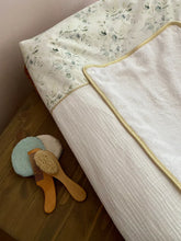 Charger l'image dans la galerie, Housse de matelas à langer en double gaze de coton écru et Popeline de coton imprimée eucalyptus