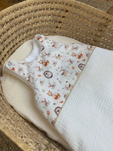 Charger l'image dans la galerie, Gigoteuse en double gaze écru et popeline de coton "animaux de la forêt"