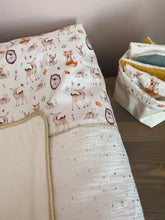 Charger l'image dans la galerie, Housse de matelas à langer en double gaze écru pailleté or et popeline de coton imprimée "animaux de la forêt"