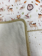 Charger l'image dans la galerie, Housse de matelas à langer en double gaze écru pailleté or et popeline de coton imprimée "animaux de la forêt"