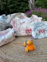 Charger l'image dans la galerie, Sac à langer matelassé en toile de coton imprimée Jouy et trousses assorties