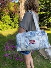 Charger l'image dans la galerie, Sac à langer matelassé en toile de coton imprimée Jouy et trousses assorties