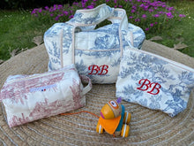 Charger l'image dans la galerie, Sac à langer matelassé en toile de coton imprimée Jouy et trousses assorties