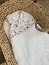Charger l'image dans la galerie, Gigoteuse en double gaze écru et popeline de coton "animaux de la forêt"