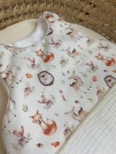Charger l'image dans la galerie, Gigoteuse en double gaze écru et popeline de coton "animaux de la forêt"