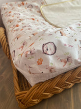 Charger l'image dans la galerie, Housse de matelas à langer en double gaze écru pailleté or et popeline de coton imprimée "animaux de la forêt"