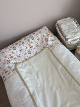 Charger l'image dans la galerie, Housse de matelas à langer en double gaze écru pailleté or et popeline de coton imprimée "animaux de la forêt"