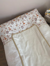 Charger l'image dans la galerie, Housse de matelas à langer en double gaze écru pailleté or et popeline de coton imprimée "animaux de la forêt"